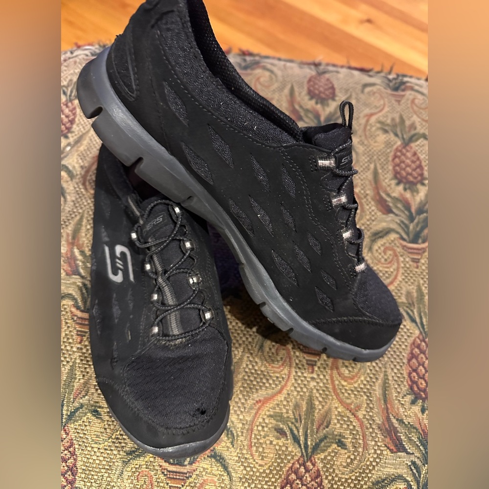 Skechers size 8.5 black and gray